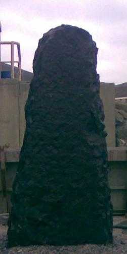 menir, menhir piedra natural negra, piedra gran tamaño, piedra gran formato, roca decorativa